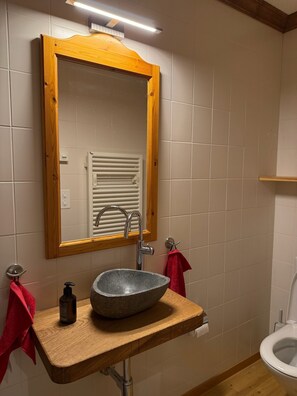 Haartrockner, Handtücher, Seife, Toilettenpapier