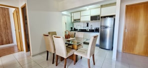 Apartamento estándar | Cocina privada | Frigorífico, microondas, horno y cafetera o tetera