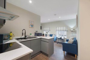 冷蔵庫、電子レンジ、オーブン、コンロ