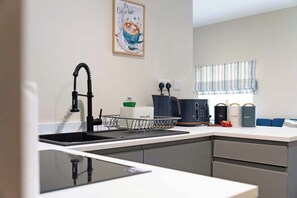 Een koelkast, een microgolfoven, een oven, een kookplaat