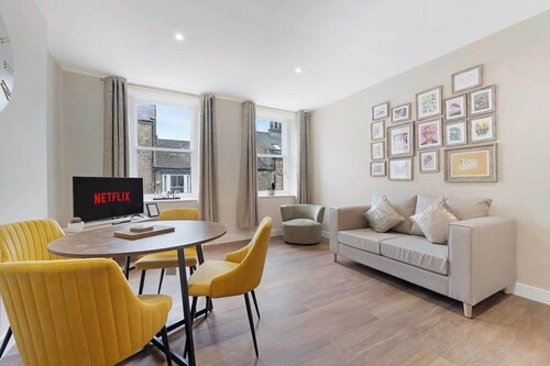 Castle-side 2 Bed - Stroll to Historic Attractions