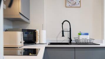 Frigorífico, microondas, horno y placa de cocina