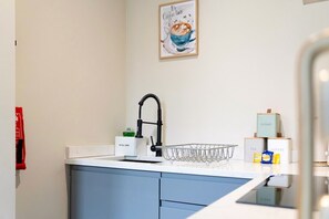 冷蔵庫、電子レンジ、オーブン、コンロ
