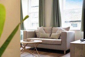 TV - Stylish 1-Bed Stay in the Heart of Barnard Castle (County Durham)