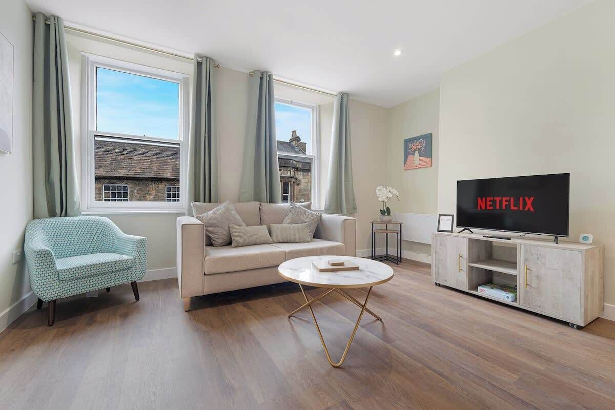Cosy living room equipped with a smart TV with Netflix and plenty of space to sit down and relax. 