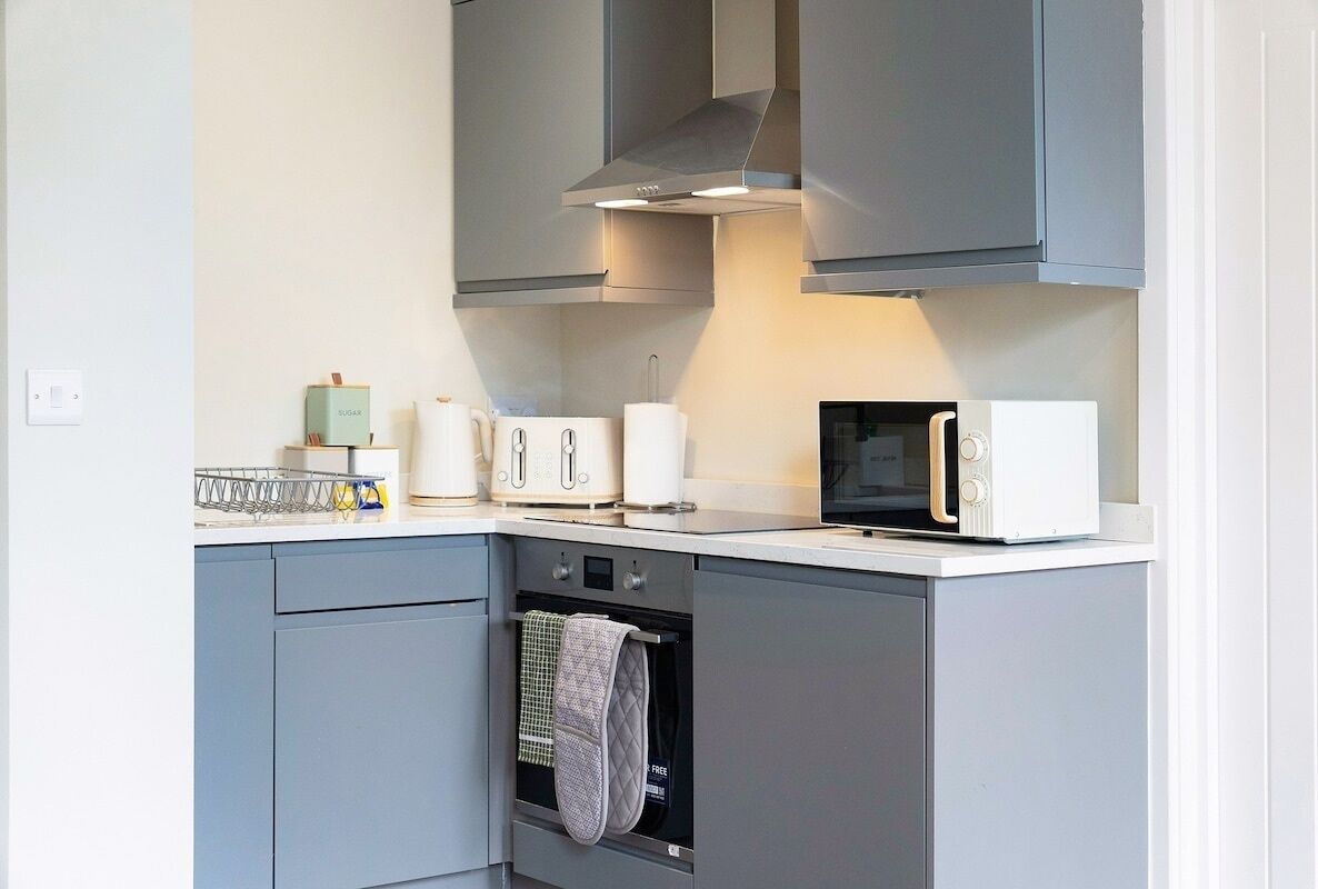 Kühlschrank, Mikrowelle, Ofen, Herdplatte