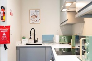 Een koelkast, een microgolfoven, een oven, een kookplaat