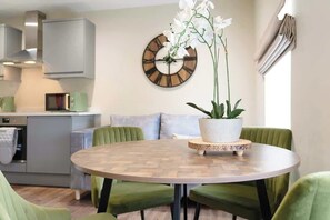 Dining - Central 2Bed with Easy Access to Local Attractions (County Durham)