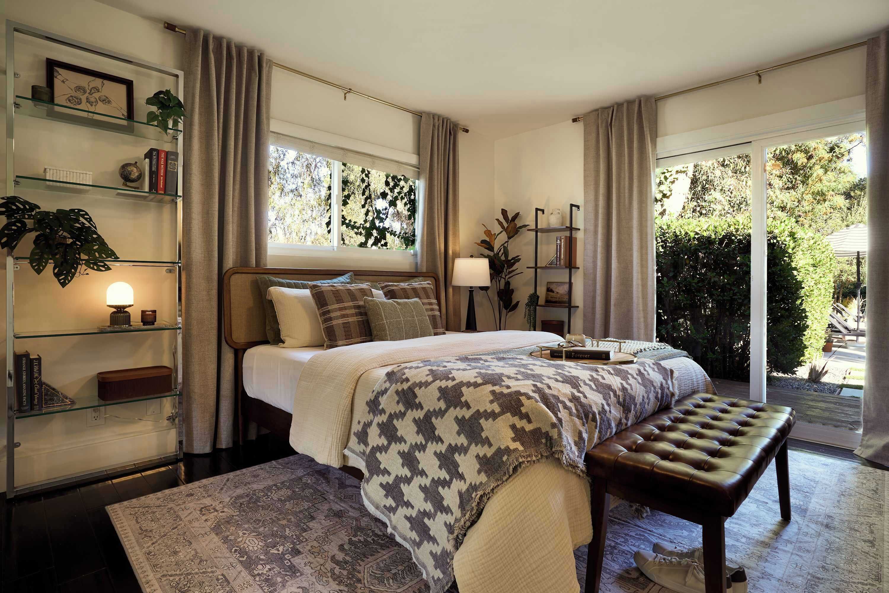 3 chambres, bureau, fer et planche à repasser, lit parapluie