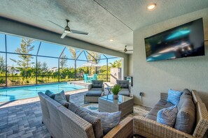 Smart TV - Sunshine Escape - brand new 4 BR/ 2 bath waterfront Villa w. heated pool, kayaks, fishing poles (Cape Coral)