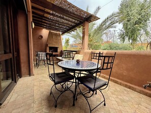 Outdoor dining - A charming oasis in the heart of the tourist area (Marrakech)