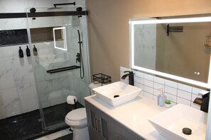 Shower, hair dryer, towels, soap - Upscale Modern Home/3BR Getaway/4miles from Downtown Atlanta (Atlanta)