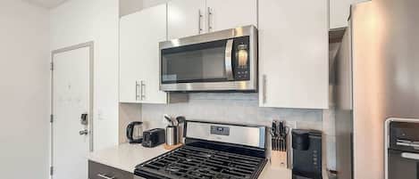 Frigorifero, microonde, forno, piano cottura
