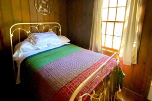 2 عدّة غرف نوم ومكواة/لوح كي وواي فاي وملاءات أسرّة