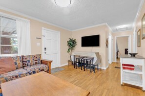 Una televisión, una oficina