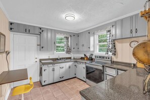 R éfrigérateur, micro-ondes, four, plaque de cuisson