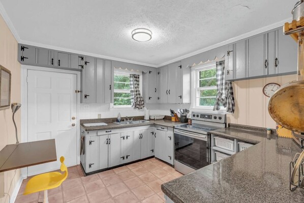 冷蔵庫、電子レンジ、オーブン、コンロ