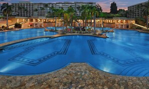 4 piscines extérieures, cabanons gratuits, parasols de plage