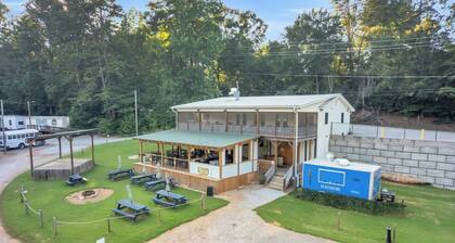 The Indigo - On the River w/ Shared Hot Tub, Sauna