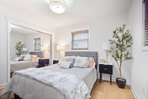 2 habitaciones, escritorio y tabla de planchar con plancha 