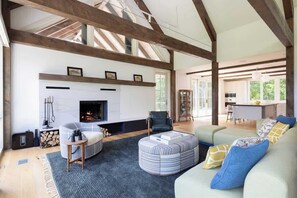 电视、壁炉、电子游戏、立体声音响