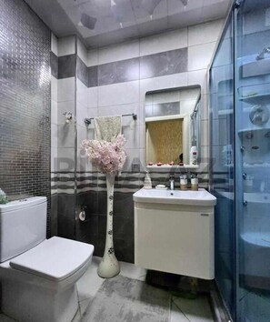 Suihku, poreamme, hiustenkuivaaja, pyyhkeet