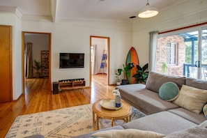 TV - Macs Beach Bungalow S (MacMasters Beach)