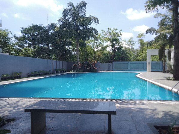 حمّام سباحة خارجي