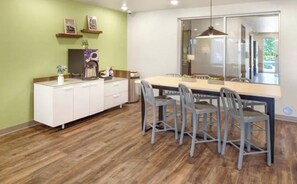 Dining - Comfortable Suite w/ Kitchenette – Perfect for Extended Stay (Orlando)