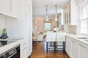 Frigorífic, microones, forn i placa de cuina 