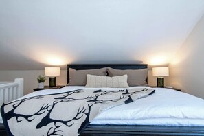 2 bedrooms, desk, iron/ironing board, WiFi