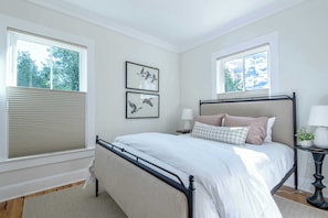 2 bedrooms, desk, iron/ironing board, free WiFi - Teton Homestead: Engineer's Home at Camp Victor (Victor)