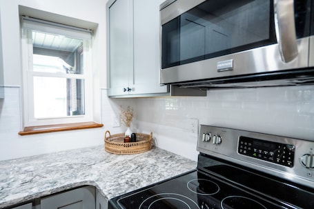 Fridge, microwave, oven, stovetop. Cozy Corner Near UPMC & Downtown