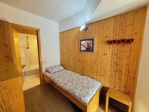 2 bedrooms, WiFi, bed sheets