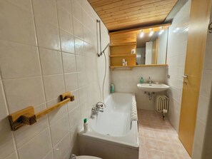 A bathroom with a bathtub, a sink, and a mirror. - Ski-In/Ski-Out Flat w/ Balcony, Parking, Wi-Fi (Marilleva 1400)