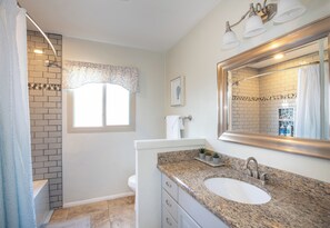 Regadera, secadora de cabello, toallas, jabón 