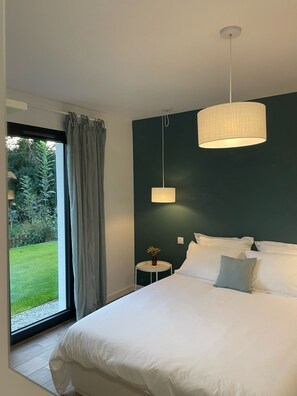 3 bedrooms, desk, iron/ironing board, travel cot