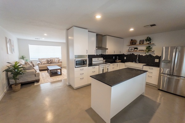 Microondas, horno, placa de cocina y lavavajillas