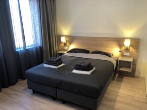 1 habitación, tabla de planchar con plancha, wifi gratis y ropa de cama 