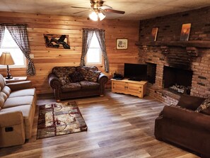 Cabin Living Room - Hemlock Haven Cabin in the Woods (Vowinckel)
