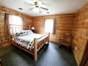 Main Cabin Bedroom - Hidden Oaks Secluded Cabin in the Woods (Vowinckel)