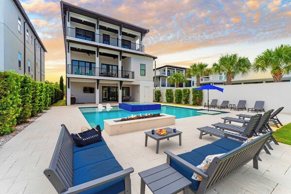 Front of property - Walk to Beach + Pool, Hot Tub & Game Room 30A Ohana Grande by Avantstay (Santa Rosa Beach)