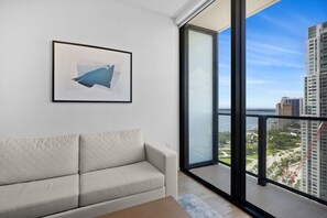 Una televisión, una oficina