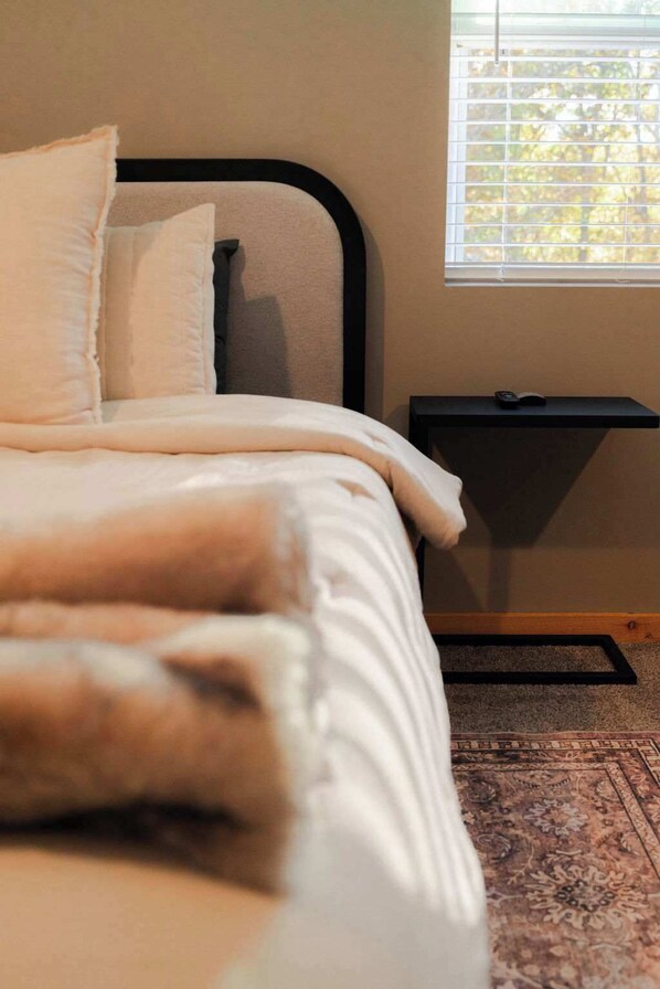 2 bedrooms, travel cot, WiFi, bed sheets