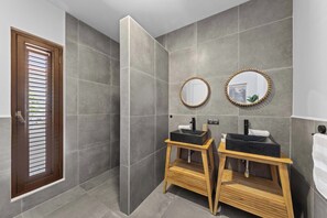 Douche, sèche-cheveux, serviettes fournies