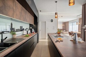 冷蔵庫、電子レンジ、オーブン、コンロ