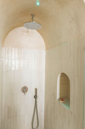 Shower, hair dryer, towels, soap - Arcu - Romantic Retreat for Two | Nature & Views Above Positano (Nocelle)