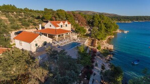 A coastal property with a swimming pool, stone buildings, and a view of the sea. - Villa Island Star with Pool (Milna)