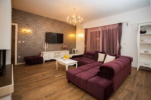 TV - Villa Island Star with Pool (Milna)