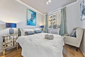 Iron/ironing board, WiFi, bed sheets - Boutique 2-Bedroom Flat near Waterloo with Garden (London)